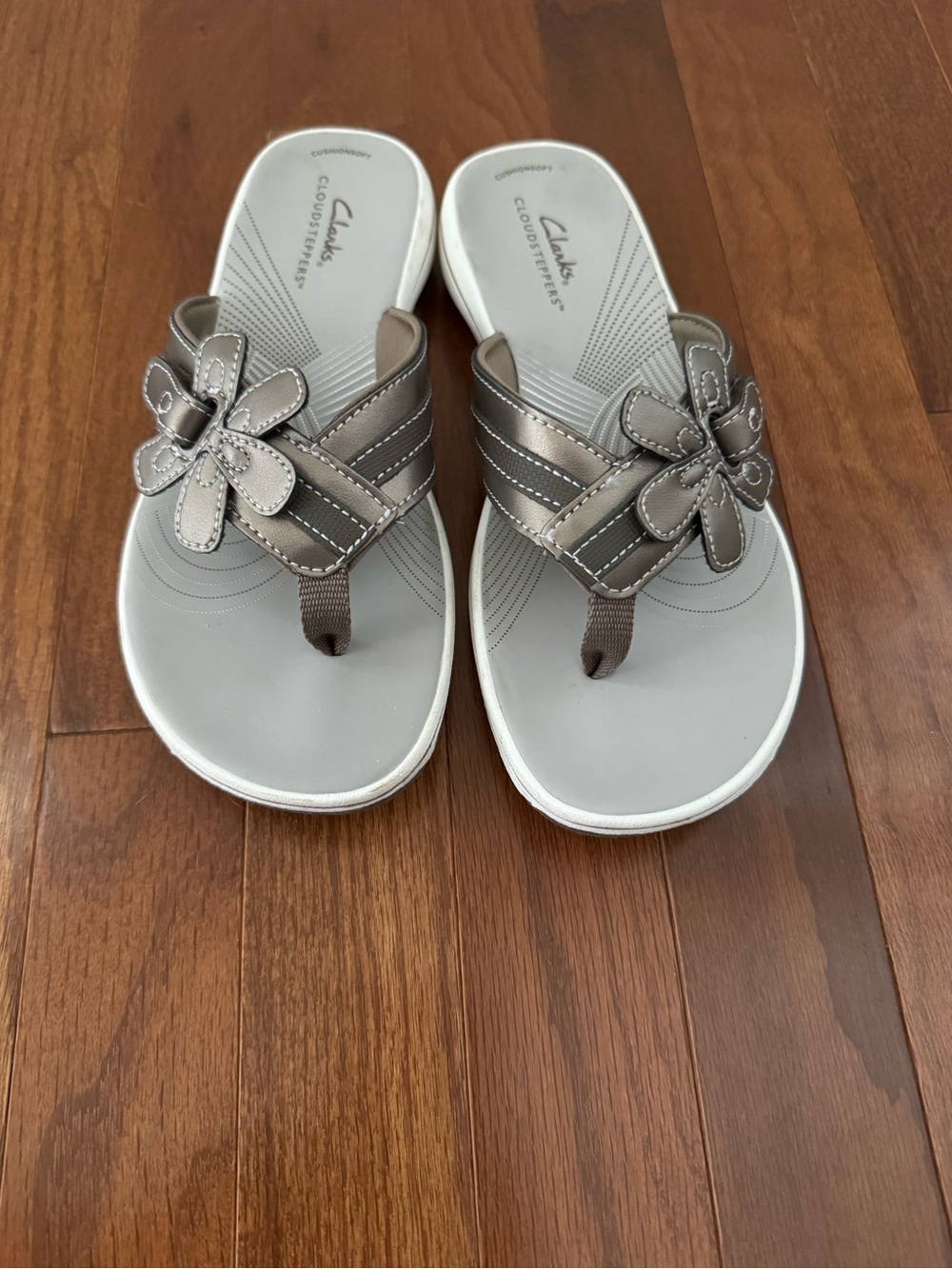 Clarks Cloudsteppers Flower Thong Sandals - Pewter sz6